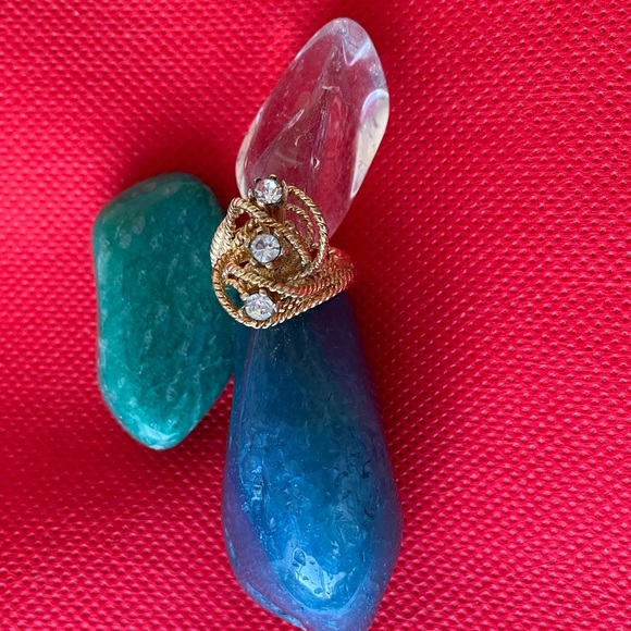 Two costume brooches and one costume ring, size seven. - Picture 5 of 8